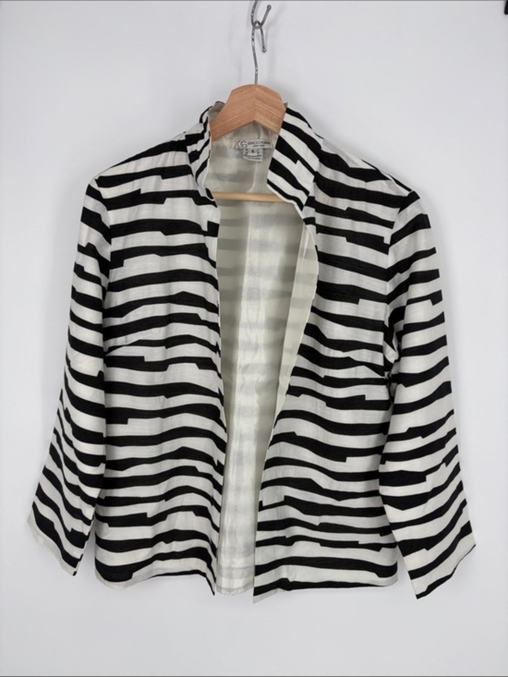 🍔 Grace Chuang Black & White irregular Striped Open Blazer light weight